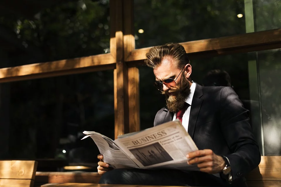 Mężczyzna czytający gazetę